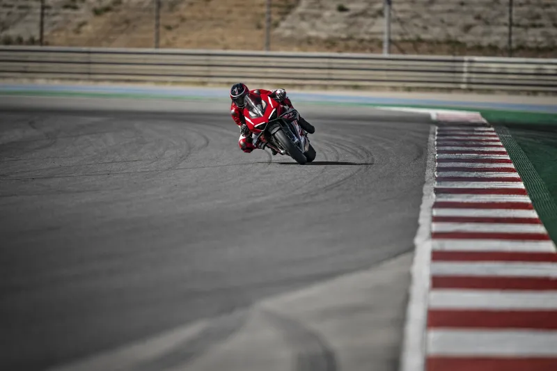 Ducati Superleggera V4 in Action