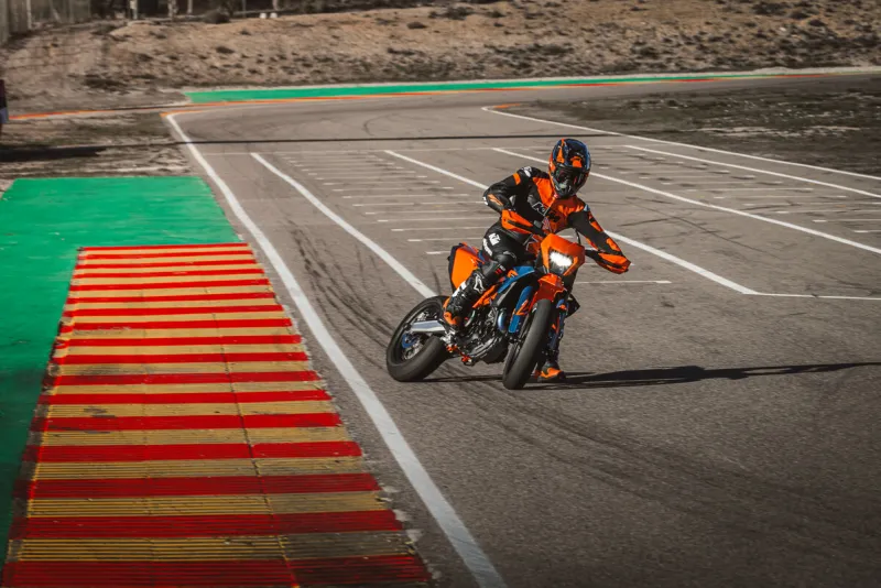 KTM 690 SMC R in Action