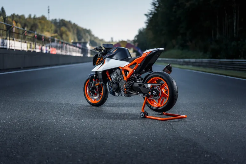 KTM 990 Duke R in Action