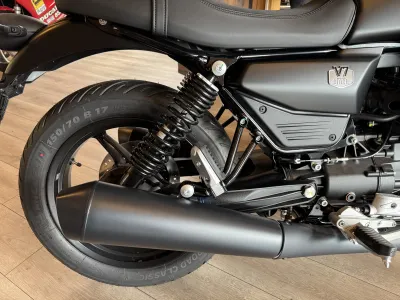 Moto Guzzi V7 Stone